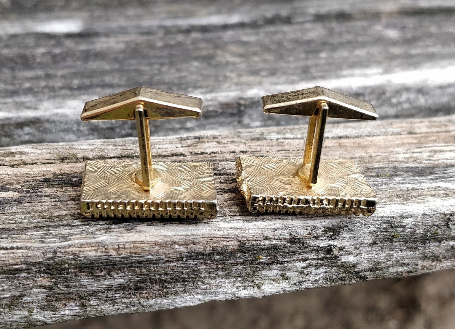 ヴィンテージ風の黒と金のカフスボタン。新郎付添人、新郎、父親、夫