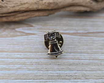 Broche antiguo de la Campana de la Libertad. Coleccionable, estilo americano. Bicentenario. EE. UU., Filadelfia. 1776