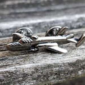 Vintage B 25 Bomber Brosche. Flugzeug Pin. Geschenk für Trauzeugen, Bräutigam, Papa, Jubiläum, Geburtstag, Weihnachten. Pilot Geschenk