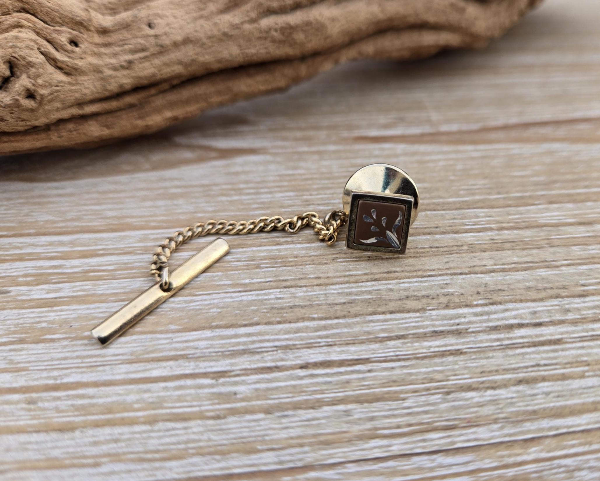 ヴィンテージの刻印入りタイタック。お父さん、新郎、花婿の付添人