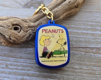 Portachiavi vintage con carillon dei Peanuts. Regalo ideale per bambini, mamme, compleanni, anniversari e Natale. Schroeder e Snoopy.
