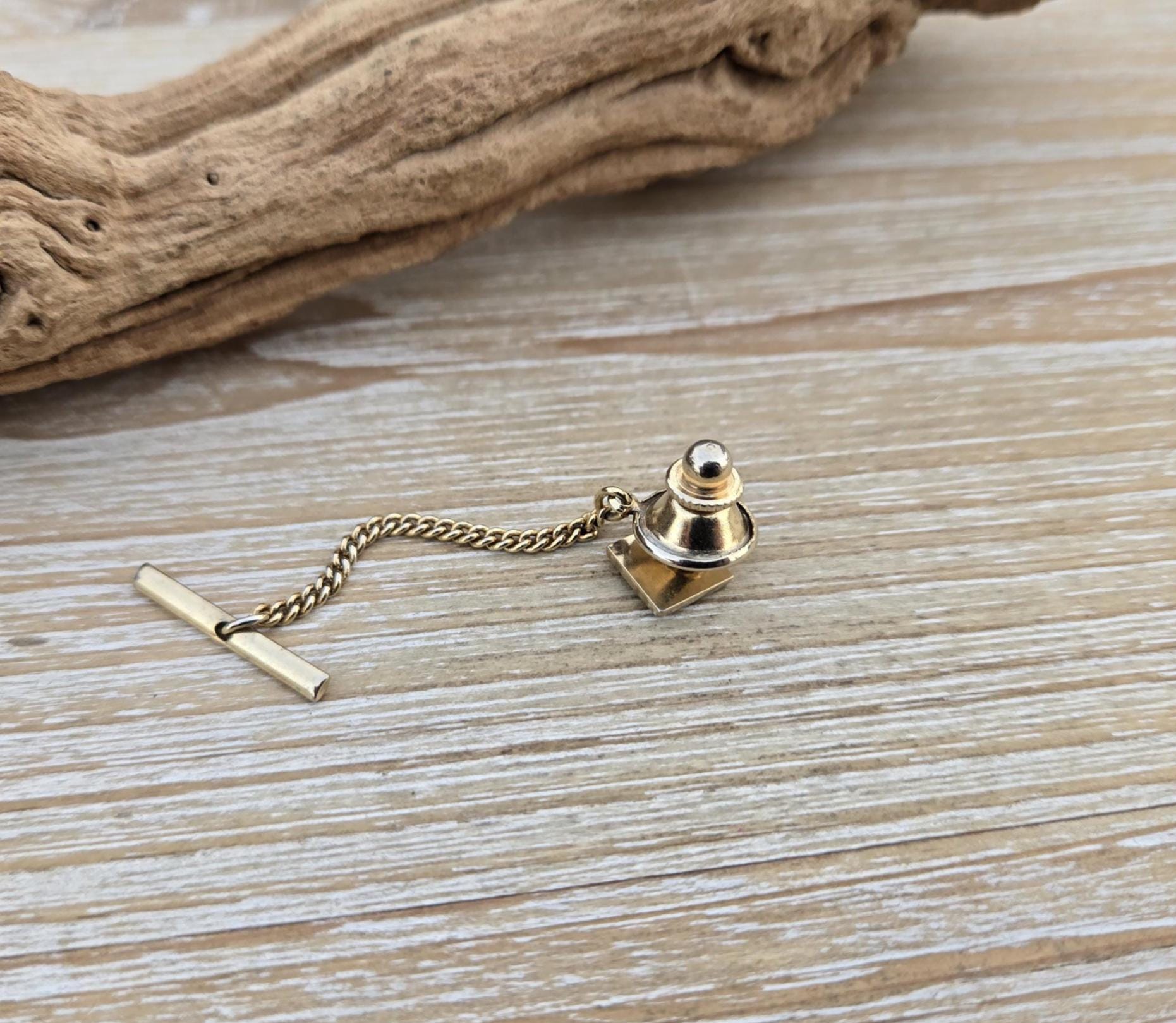 ヴィンテージの刻印入りタイタック。お父さん、新郎、花婿の付添人