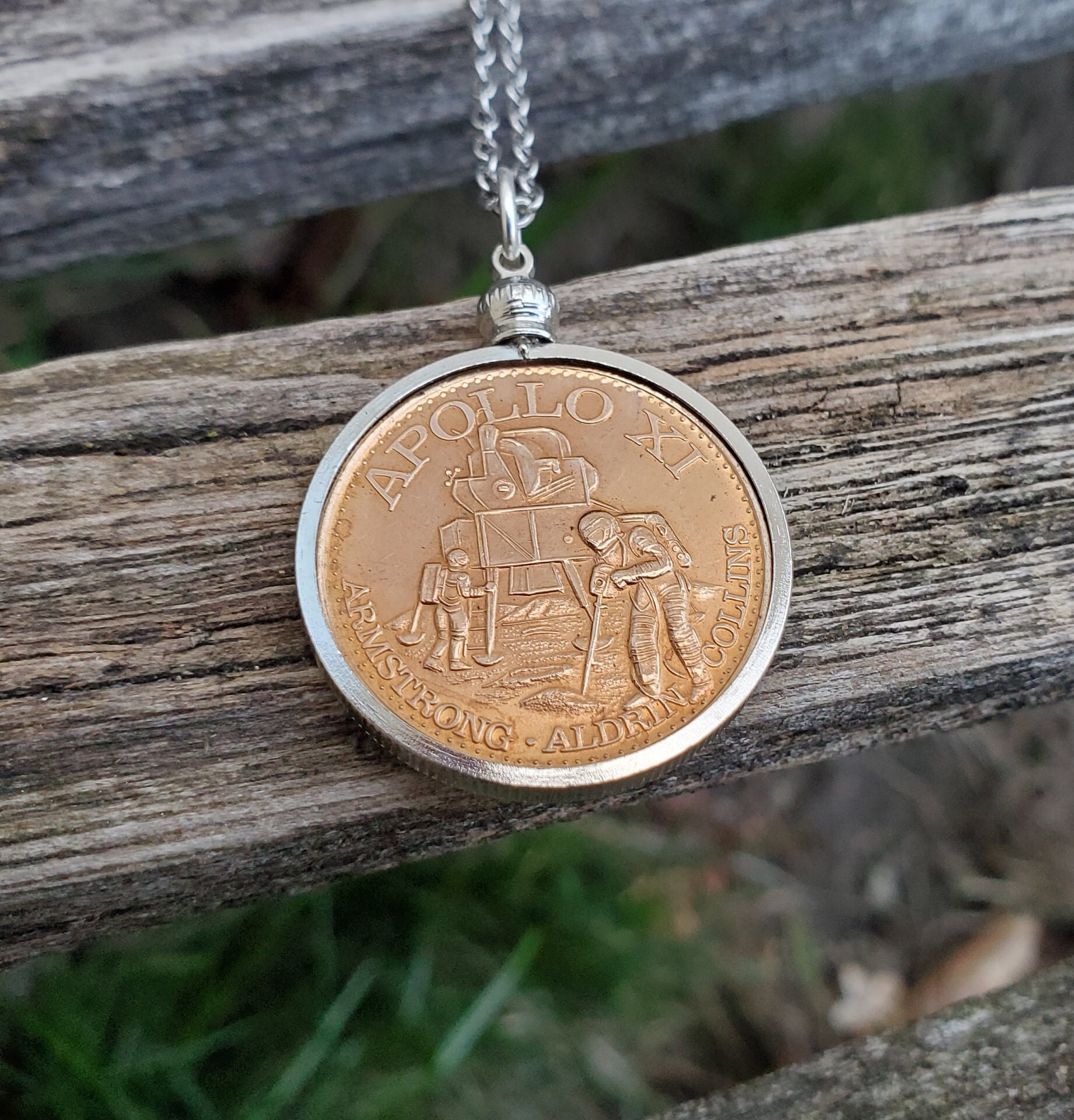 Collier vintage Apollon avec pièce de monnaie. Collier NASA. Americana de  collection. Collier espace. Porte-monnaie - Etsy France