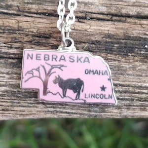 Vintage Nebraska Anhänger. Geschenk für Papa, Mama, Jubiläum, Weihnachten, Geburtstag, Sammlerstück Americana. Nebraska Halskette