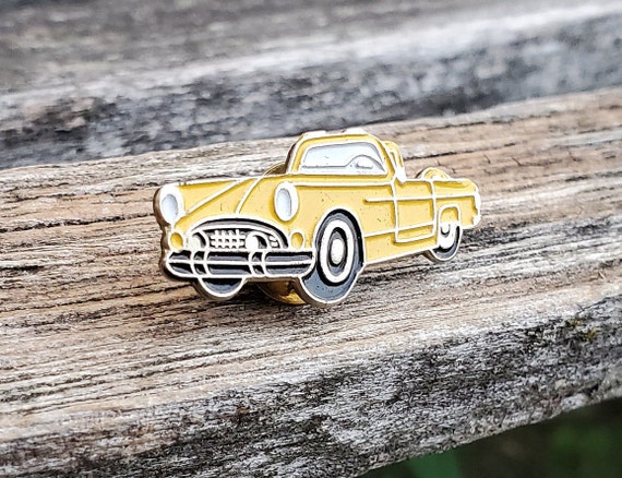 Pin's vintage yellow and black car