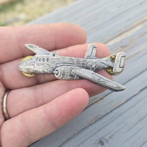 Vintage B-25 Mitchell Anstecknadel. Bomberjacke. Geschenk für Trauzeugen, Bräutigam, Vater, Pilot Geschenk. Militär. Flugzeug Pin. Geschenk für Ihn