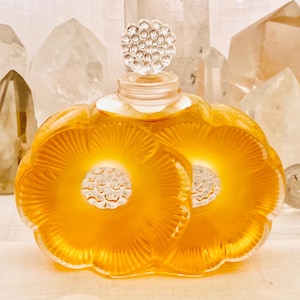 READ .. Nina Ricci, Eau de Fleurs, 48 ml. or 1.6 oz. Flacon, Eau de Toilette, 1975, Lalique, Paris, France ..