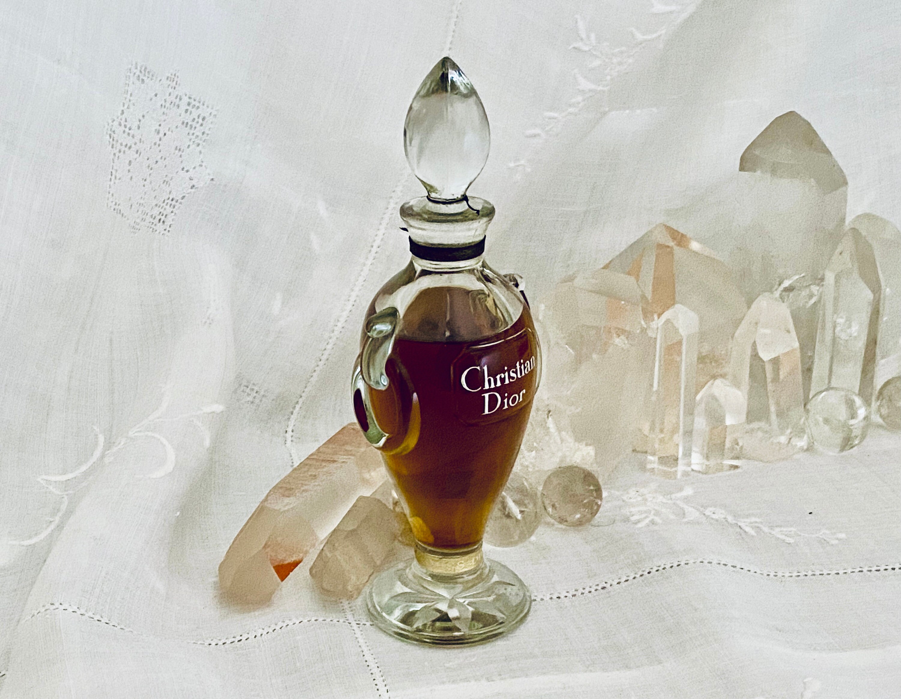 ディオール AMPHORE DE PARFUM ディオール AMPHORE DE PARFUM The Iconic Personalized Dior Amphora
