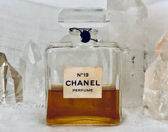 SAMPLE .. Chanel No. 19 DECANTED SAMPLE From Flacon Parfum -  Sweden