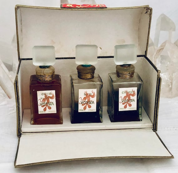 Vonna, Coffret Set, Cuir de Russie, 'Russian Leather', Chypre, & No. 11, 15 ml. or 0.5 oz. x 3 Flacons, Parfum Extrait, 1936, Paris, France