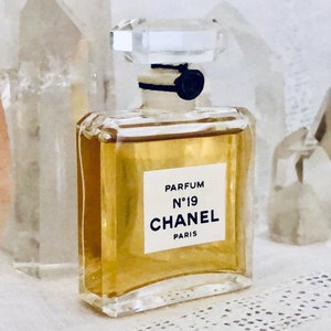 Chanel, No. 19, 15 ml. or 0.5 oz. Flacon, Parfum Extrait, 1970, Paris, France .. image 5