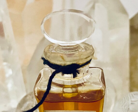 Chanel, Gardénia, Gardenia, 7.5 Ml. or 0.25 Oz. Flacon Chanel, Gardénia, Gardenia, 7.5 Ml. or 0.25 Oz. Flacon