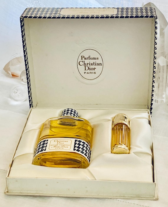 Christian Dior, Miss Dior, Coffret Set, 60 ml. or 2 oz. Flacon, Eau de Cologne, 3.7 ml. or 0.13 Parfum Extrait, 1947, 1960, Paris, France .