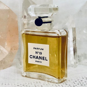 Chanel, No. 19, 15 ml. or 0.5 oz. Flacon, Parfum Extrait, 1970, Paris, France .. image 7