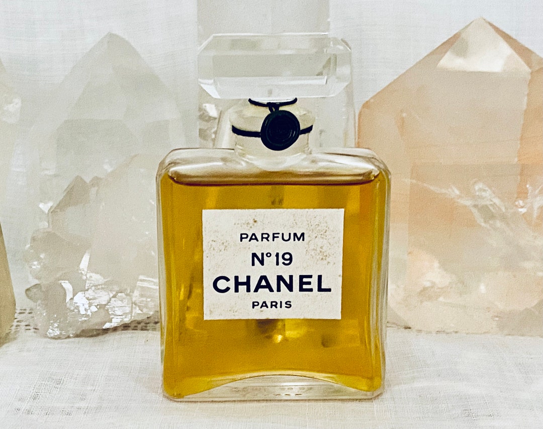 シャネル No.19 28ml Chanel, No. 19, 28 ml. or 1 oz. Flacon, Parfum Extrait, 1970, 2000