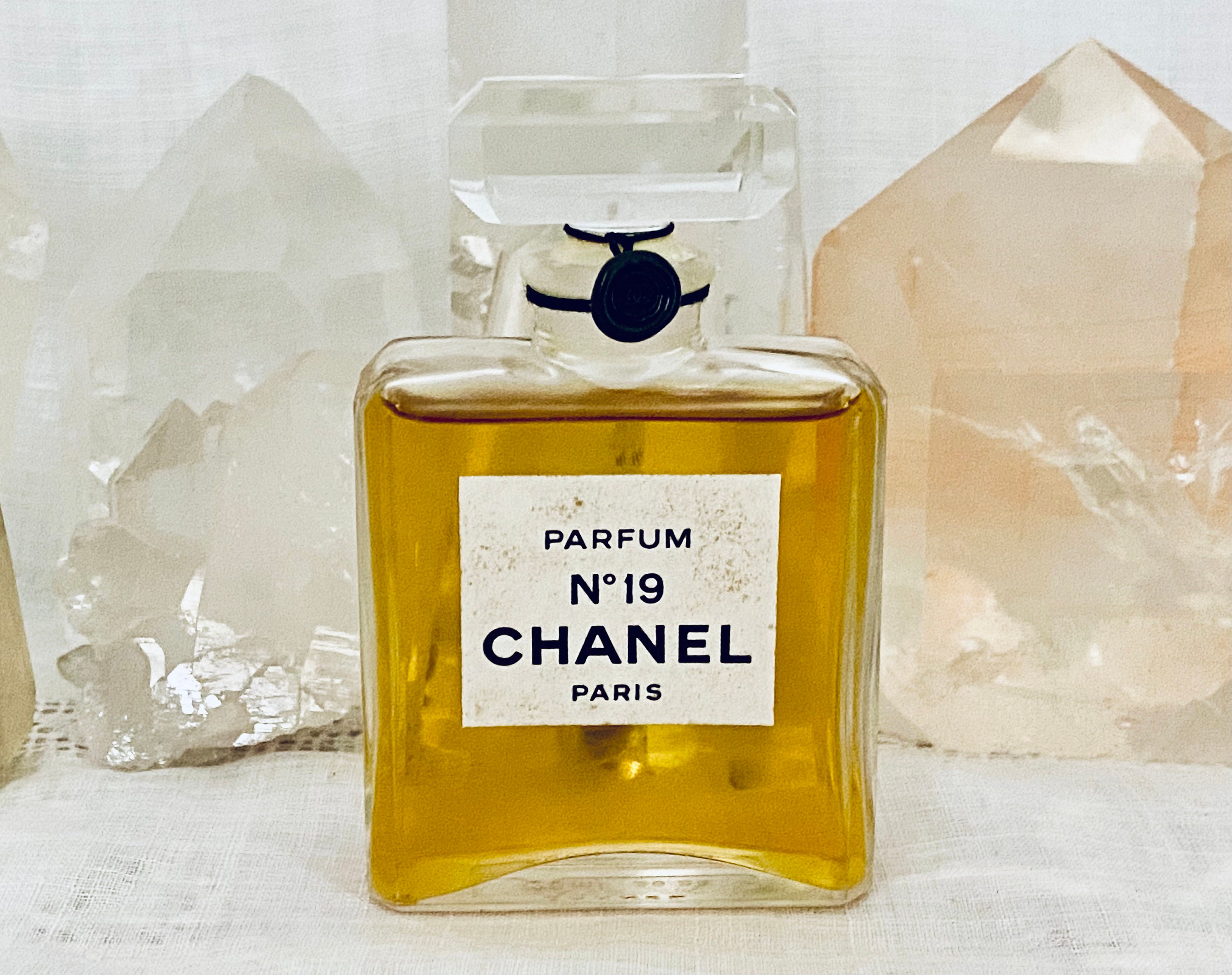 シャネル No.19 28ml Chanel, No. 19, 28 ml. or 1 oz. Flacon, Parfum Extrait, 1970, 2000