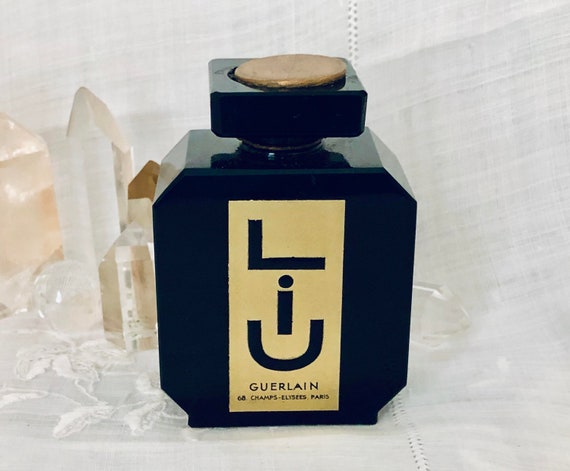 Guerlain, Liu, 125 ml. or 4.23 oz. Flacon Tabatiere, Parfum Extrait, Baccarat, 1938, Paris, France ..