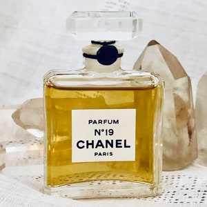 Chanel, No. 19, 15 ml. or 0.5 oz. Flacon, Parfum Extrait, 1970, Paris, France .. image 6