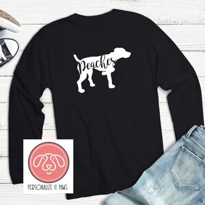 Könnte beinhalten: Schwarzes Langarm-T-Shirt mit einer weißen Silhouette eines Hundes und dem Text "Peaches".