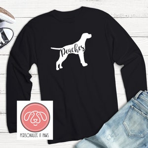 Könnte beinhalten: Schwarzes Langarm-T-Shirt mit einer weißen Silhouette eines Hundes und dem Text "Peaches".