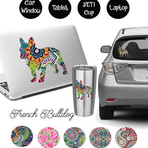 K&ouml;nnte beinhalten: Ein farbenfroher franz&ouml;sischer Bulldoggen-Silhouettenaufkleber mit Paisley-Muster. Der Aufkleber ist auf einem Laptop, einem Yeti-Becher und einem Autofenster zu sehen. Der Aufkleber ist in f&uuml;nf verschiedenen Paisley-Mustern erh&auml;ltlich.