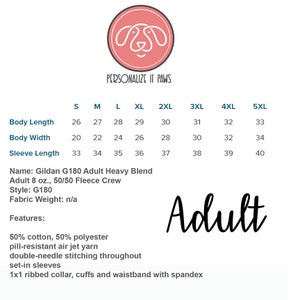 K&ouml;nnte beinhalten: Gr&ouml;&szlig;entabelle f&uuml;r Gildan G180 Adult Heavy Blend 8 oz., 50/50 Fleece Crew. Die Tabelle zeigt die Ma&szlig;e in Zoll f&uuml;r K&ouml;rperl&auml;nge, K&ouml;rperbreite und &Auml;rmell&auml;nge f&uuml;r die Gr&ouml;&szlig;en S bis 5XL. Der Text "Adult" ist in gro&szlig;er, stilisierter Schrift geschrieben.