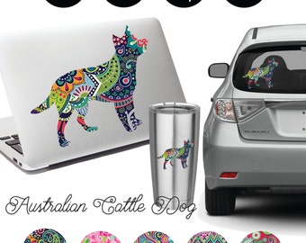 Könnte beinhalten: Ein farbenfrohes, paisley-gemustertes Silhouetten-Design eines Australian Cattle Dog. Das Design ist auf einem Laptop, einem Yeti-Becher, einem Autofenster und einem Tablet zu sehen. Fünf verschiedene Paisley-Muster sind unter dem Hauptbild zu sehen.