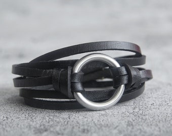 Zwarte leren drievoudige wikkelarmband: zilveren O-ring, magnetische sluiting
