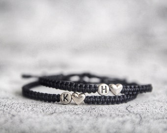 Armbandenset voor stellen: sterlingzilveren hartbedel met initiaal, bijpassende armbanden