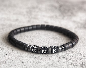 Pulsera personalizada para hombre: Pulsera con inicial de cuentas de madera