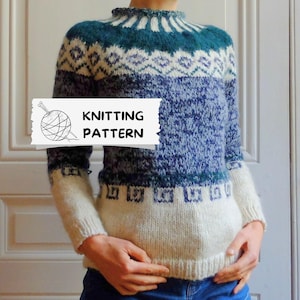 Peut inclure: Un pull tricoté à col montant, avec un motif color block dans les tons de bleu, sarcelle et blanc. Le pull présente un motif géométrique et le texte "KNITTING PATTERN" est visible.