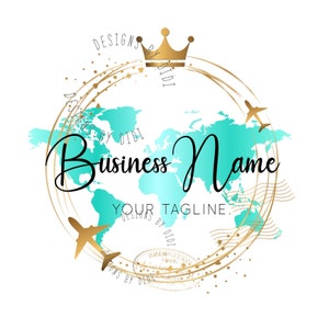 Pu&ograve; includere: Una corona dorata si trova sopra una mappa del mondo turchese circondata da un cerchio dorato con un aereo dorato e stelle. Il testo "Designs by Didi" &egrave; scritto attorno al cerchio. Il testo "Business Name" &egrave; scritto in corsivo sotto la mappa. Il testo "Your Tagline" &egrave; scritto sotto il nome dell'azienda. Il testo "Designs by Didi" &egrave; scritto attorno alla parte inferiore del cerchio.