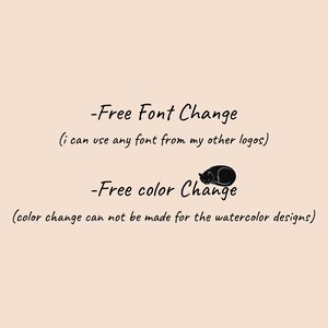 Pu&ograve; includere: Testo che recita "Cambio di font gratuito (posso usare qualsiasi font dai miei altri loghi)" e "Cambio di colore gratuito (il cambio di colore non pu&ograve; essere fatto per i design ad acquerello)". &Egrave; inclusa una piccola illustrazione di un gatto nero.