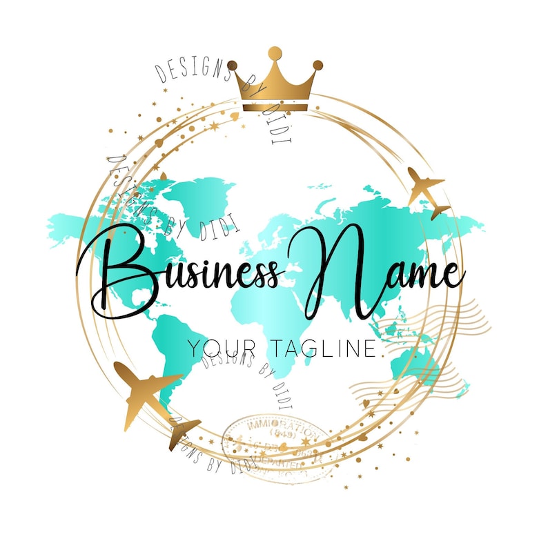 Pu&ograve; includere: Una corona dorata si trova sopra una mappa del mondo turchese circondata da un cerchio dorato con un aereo dorato e stelle. Il testo "Designs by Didi" &egrave; scritto attorno al cerchio. Il testo "Business Name" &egrave; scritto in corsivo sotto la mappa. Il testo "Your Tagline" &egrave; scritto sotto il nome dell'azienda. Il testo "Designs by Didi" &egrave; scritto attorno alla parte inferiore del cerchio.