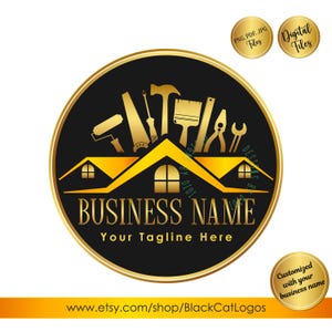 以下が含まれることがあります： 金と黒のロゴで、ハンマー、ノコギリ、レンチなどのツールを備えた家のシルエットが特徴です。「BUSINESS NAME」と「Your Tagline Here」のテキストが表示されます。追加のテキストには、「PNG、PDF、JPG Files」、「Digital Files」、「Customized with your business name」が含まれます。