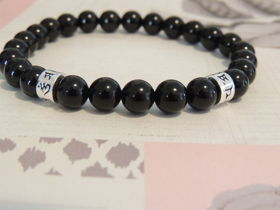 Buy Reiki Crystal Products Black Onyx Bracelet | Om Mani Bracelet | Om Mani  Padme Hum Bracelet Engraved 10 mm Beads Crystal Stone Bracelet (Color :  Black) at Amazon.in