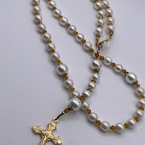 Rosario con crucifijo dorado, perlas blancas y cristales color champán. imagen 5