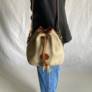 borsa a secchiello vintage anni &#39;90 dooney bourke pebble grain in pelle con coulisse made in usa tracolla borsa preppy marrone anni &#39;90
