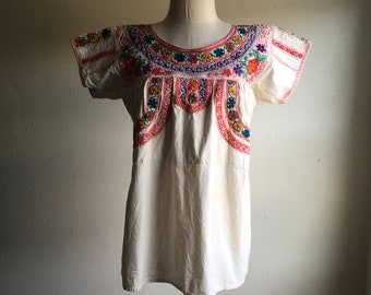 vintage handmade embroidered Zapotec Oaxaca Guiloxi Mexican smock blouse