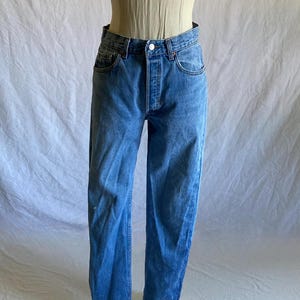 Jeans vintage Levi&#39;s 501 blu anni &#39;90, realizzati negli Stati Uniti, denim con patta e bottoni anni &#39;90, vita alta, 30 x 29, denim ooak.