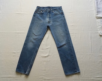 jeans vintage levis 501 hechos en usa, vaqueros azules, 32 x 29, cintura alta, botones, bolsillos desgastados, pátina, denim envejecido, auténtico estilo vintage