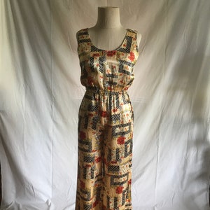 Peut inclure: Une combinaison sans manches avec un motif floral et géométrique dans des tons de noir, blanc, rouge et jaune. La combinaison a un corsage ajusté et un pantalon large.