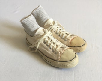 Vintage 70er Jahre naturweiße Canvas Low-Top-Schnürsneaker ohne Namen, Turnschuhe, Herrengröße 7 / Damengröße 9, nicht mehr vorrätig