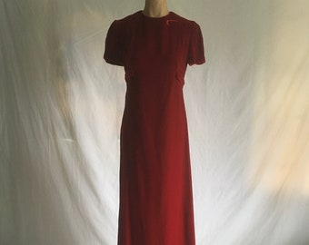 Vestido largo de noche vintage de los años 60, hecho en casa, de terciopelo rojo oscuro, con cremallera en la espalda, manga corta y lazo en la espalda.