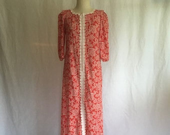 vintage anni '60 Carol & Murphy Honolulu Bete Inc. rosso bianco paisley muu muu kaftan abito hawaiano 1960s aloha beach hippie boho fashion