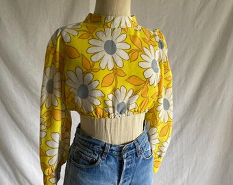 vintage 60s daisy print crop top mod hippie flower power gogo blouse handmade 1960s style yellow sunshine