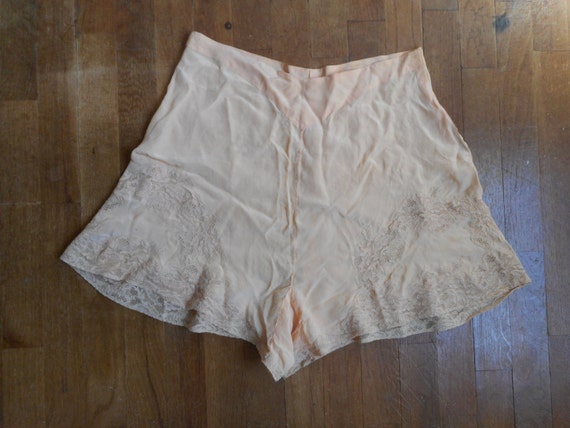 vintage 1930s womens peach silk lace side button u