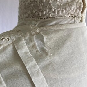 bluzka vintage z lat 1900., antyczna biała, haftowana, z rękawami typu baranek i wiązaniem na plecach, z wysokim kołnierzem, w stylu edwardiańskim, do karmienia piersią zdjęcie 11