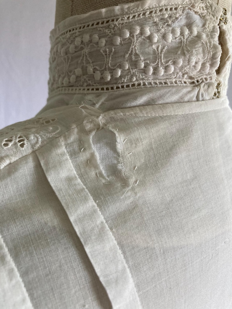 bluzka vintage z lat 1900., antyczna biała, haftowana, z rękawami typu baranek i wiązaniem na plecach, z wysokim kołnierzem, w stylu edwardiańskim, do karmienia piersią zdjęcie 11