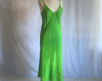 vestido de seda verde vintage corte al bies seattle grunge pnw personalizado artesanal hecho a mano ooak teñido a mano diseñador de moda punk darbury stenderu